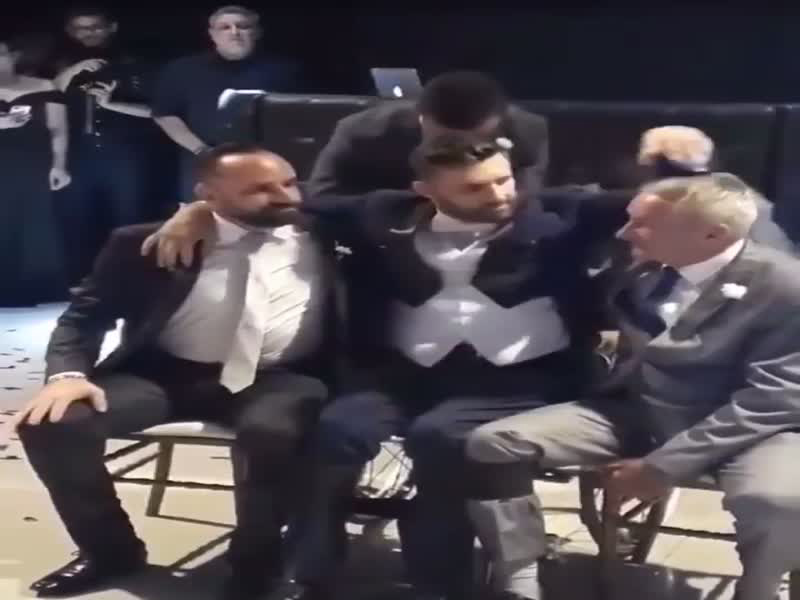 اضغط لمشاهدة الفيديو: أب يُساعد ابنه المقعد ليؤدي رقصته الأولى مع زوجته